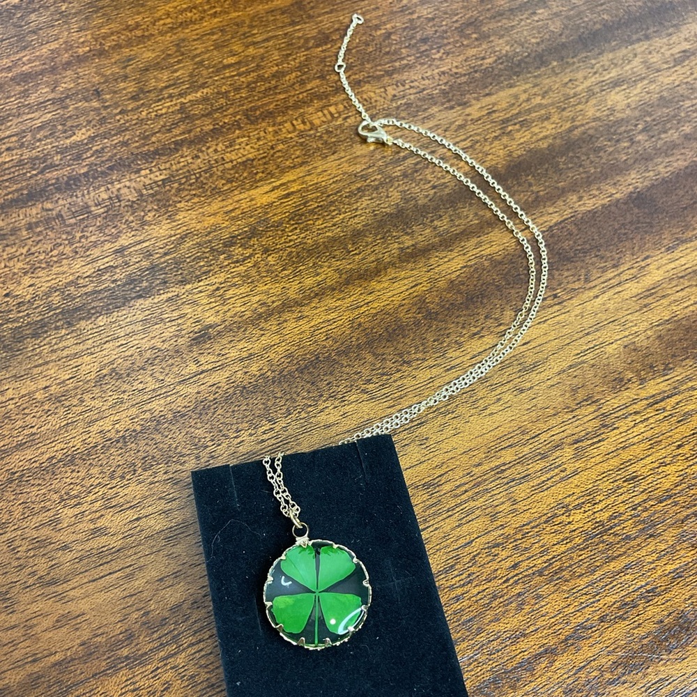 Four Leaf Clover 🍀 Pendant Necklace with Gold Toned Chain - Picture 5 of 6